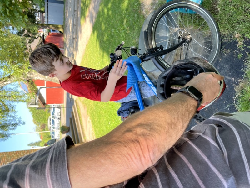 Ensar beim Fahrrad putzen